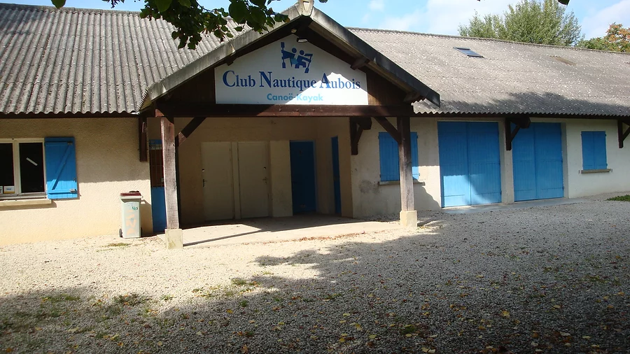 Image du local du Club Nautique Aubois situé à Saint-Julien-les-Villas.